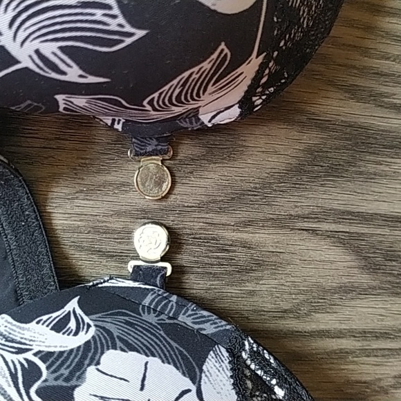 Vie en Rose Black & White Floral & Lace Bra - Picture 4 of 9